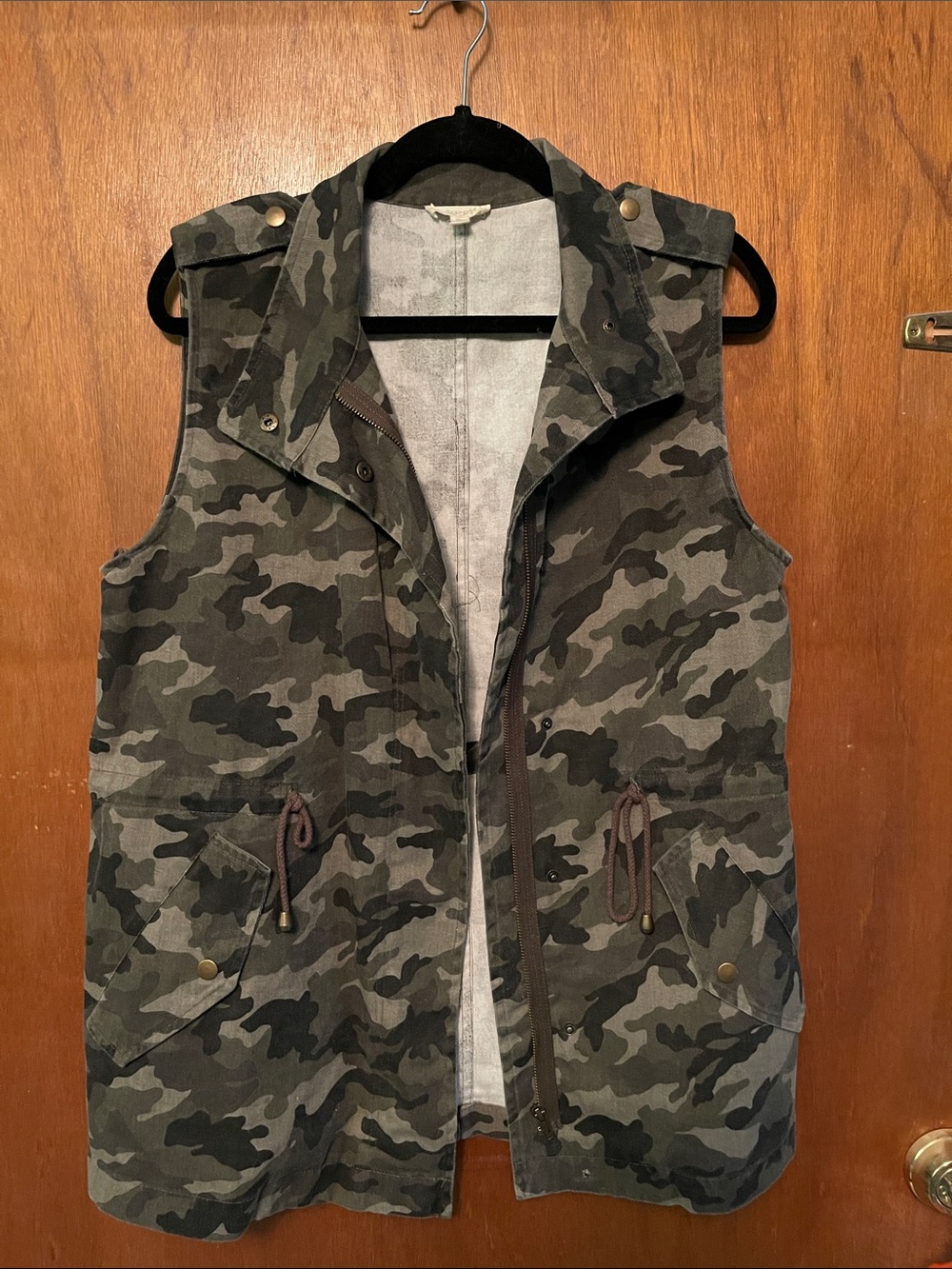 ODDY Women’s Sleeveless Camo Utility Vest in Green and Black